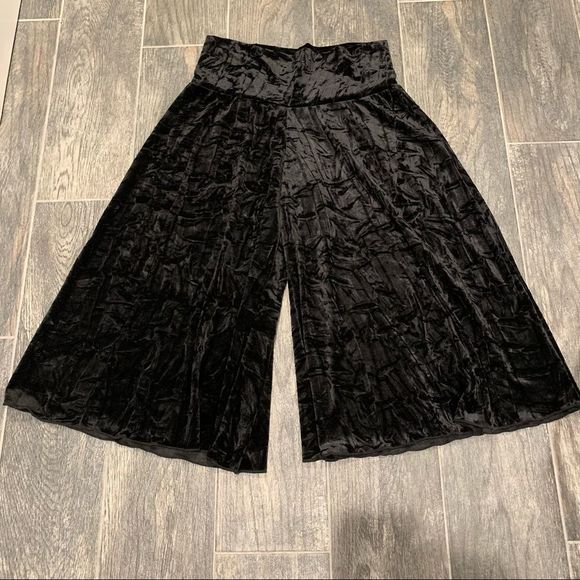 A. Byer Black Velvet Parachute Flare Shorts - Picture 1 of 3
